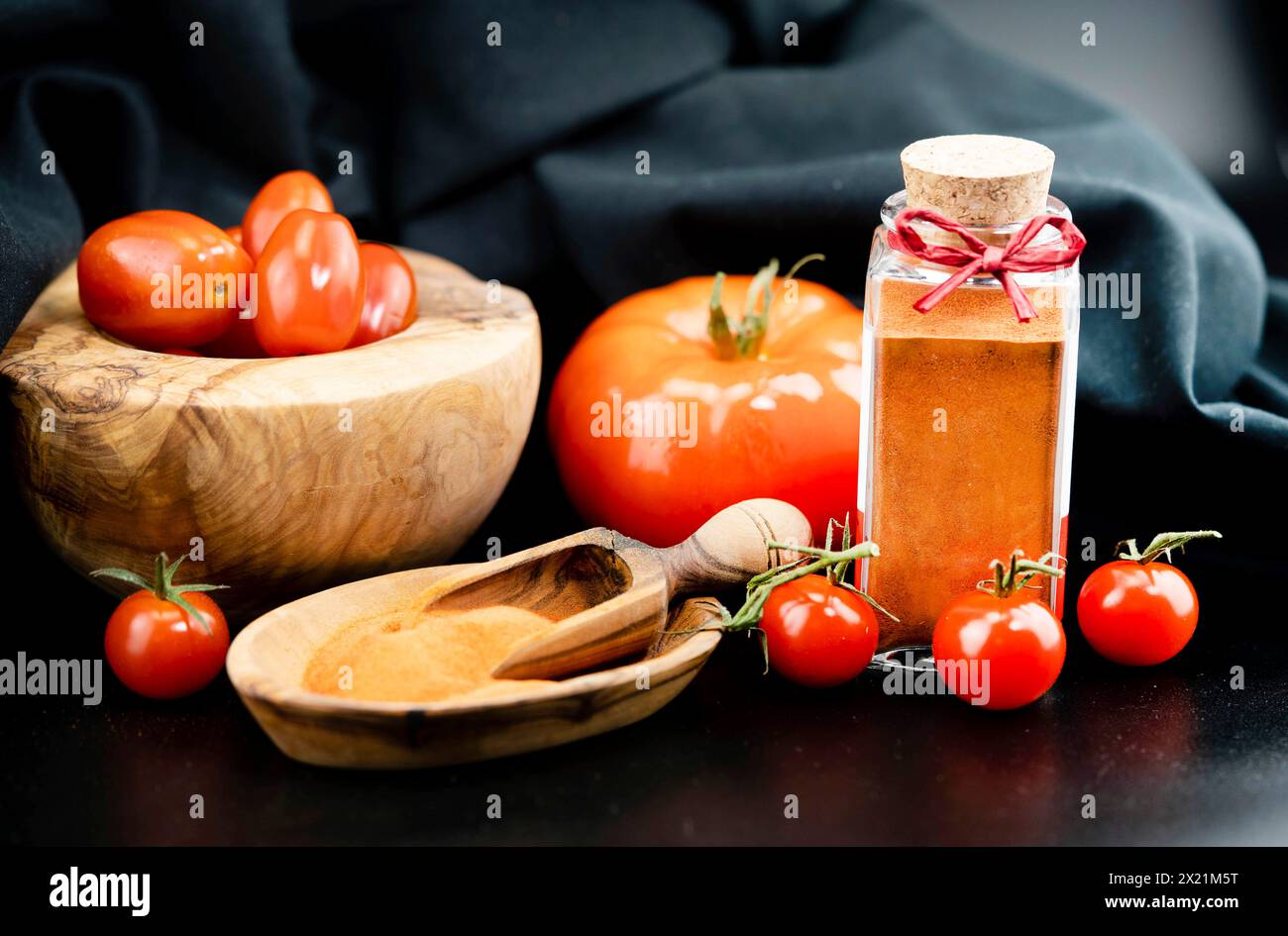 Tomate de jardin (Solanum lycopersicum, Lycopersicon esculentum), différents types de tomates et poudre de tomates Banque D'Images