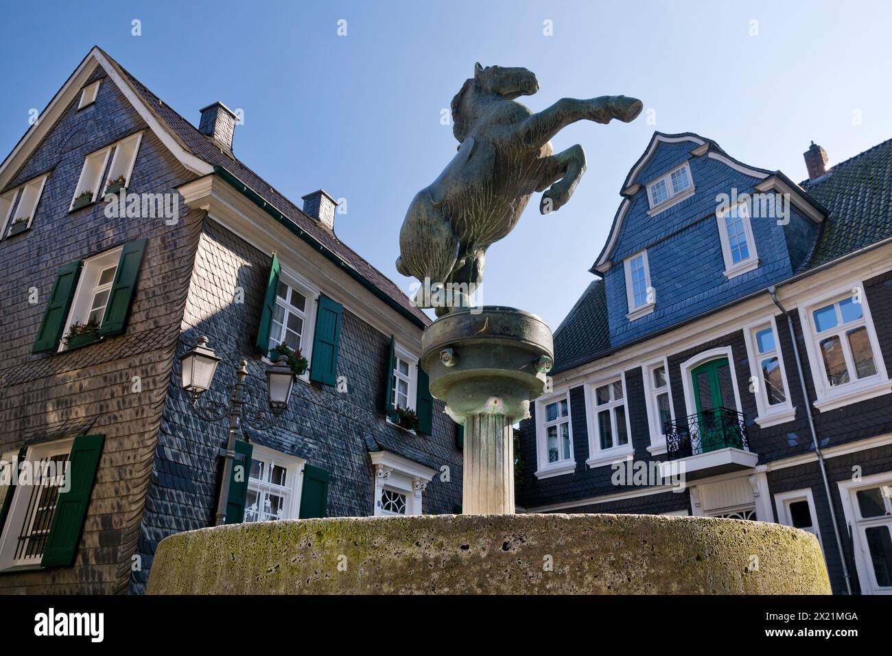 Fontaine à cheval devant le bâtiment historique de la ville, Allemagne, Rhénanie du Nord-Westphalie, Bergisches Land, Mettmann Banque D'Images