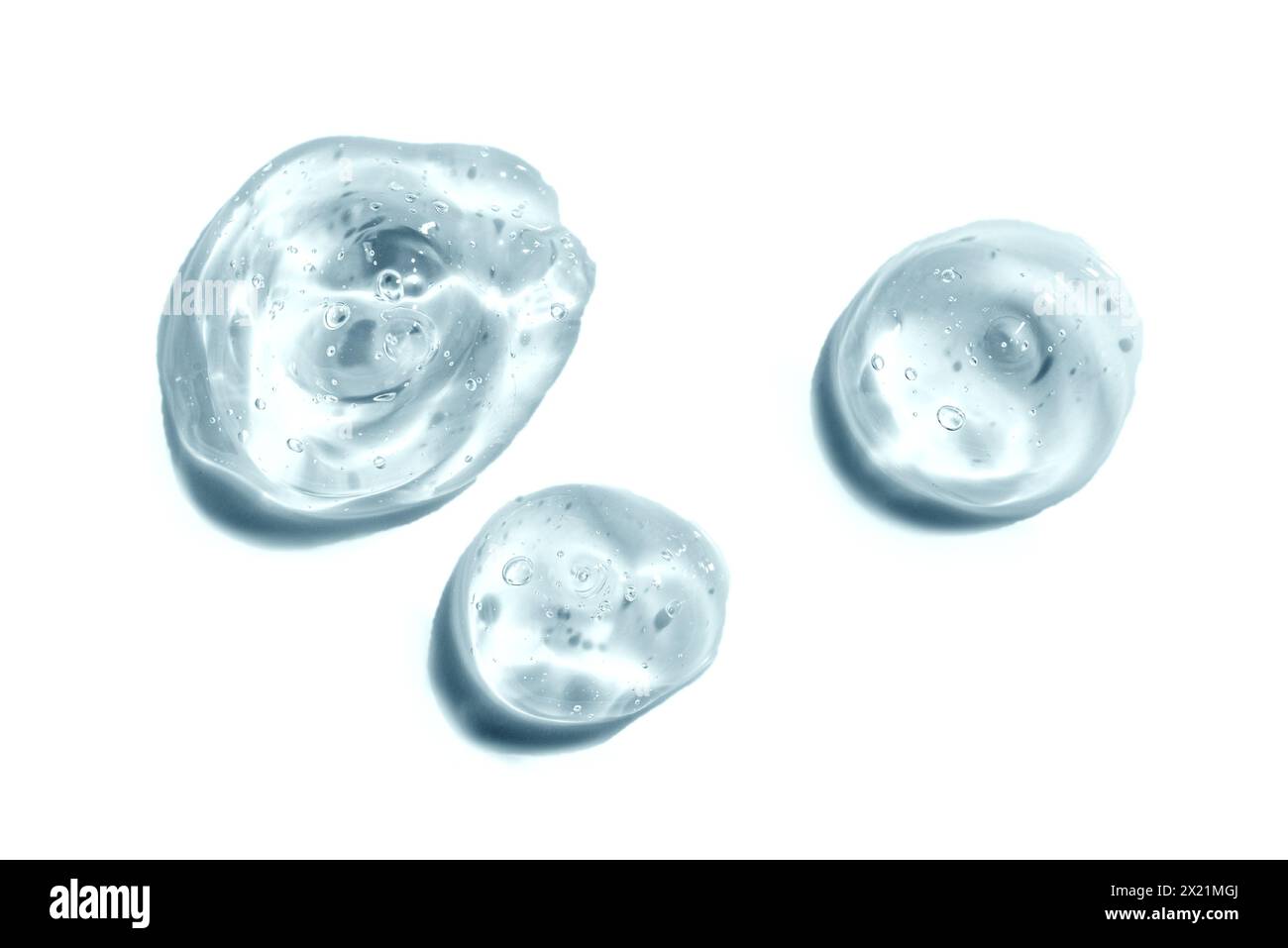 Texture de gel de glycérine ou de silicone. Sérum bleu ou goutte de désinfectant isolé sur fond blanc. Gel hydratant épais de collagène avec des bulles, trois gouttes Banque D'Images