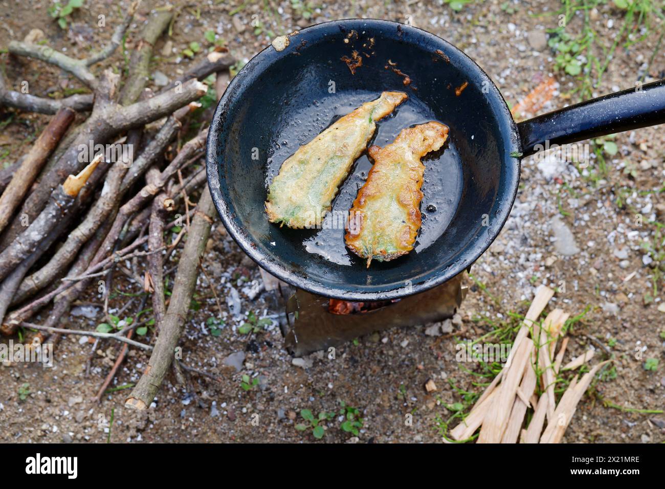 Faire des chips végétaliennes à base de plantes avec des feuilles d'ortie, étape 4 : faire frire les feuilles de pâte dans une poêle avec de l'huile chaude, série image 4/5 Banque D'Images
