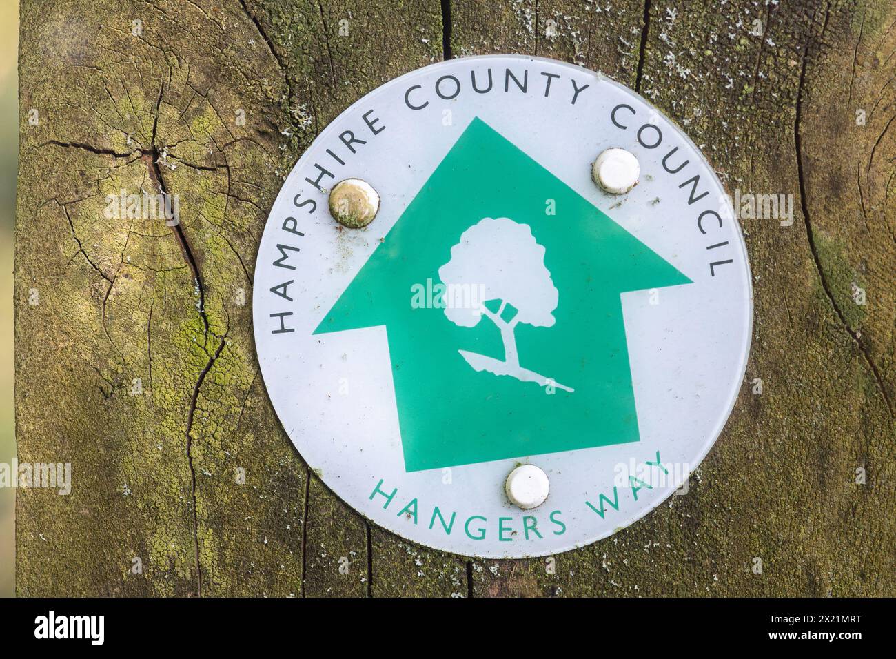 Marqueur de sentier Hangers Way sur le poteau, panneau du Hampshire Country Council pour le sentier pédestre de 34 km de long, Hampshire, Angleterre, Royaume-Uni Banque D'Images