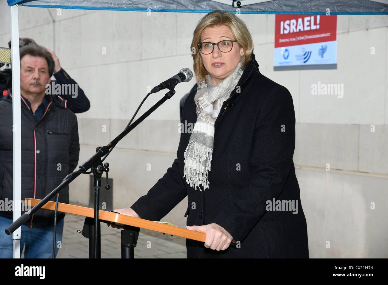 Mit einer Mahnwache bekundet die Synagogengemeinde Saar am Dienstag 16.04.2024 auf dem Vorplatz der Synagoge in Saarbrücken ihre Solidarität mit Israel. Rund 120 Menschen sind dem Aufruf der Synagogengemeinde, des Jungen forums Saar Deutsch-Israelische Gesellschaft und der Deutsch-Israelischen Gesellschaft Arbeitsgemeinschaft Saar zur Solidaritätskundgebung ãHands off Israel Gemeinsam gegen den Terror des islamischen RegimesÒ gefolgt. IM Bild : Ministerpräsidentin Anke Rehlinger. *** La communauté synagogue de la Sarre a exprimé sa solidarité avec Israël par une veillée sur la place devant la syn Banque D'Images