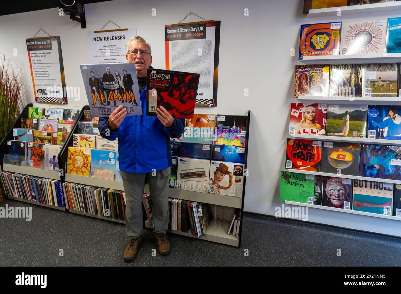 Poole, Dorset, Royaume-Uni. 19 avril 2024. Le magasin de disques Boiler Room Records de Kingland Crescent, Poole prépare la journée du magasin de disques demain, encourageant les gens à visiter et soutenir les magasins de disques locaux. Le magasin ouvre à 8h du matin avec des files d'attente attendues pour accéder à des centaines d'éditions limitées d'un large éventail d'artistes, qu'ils ne peuvent pas enregistrer à l'avance ou précommander. Des légendes comme David Bowie qui ne sont plus avec nous seront des vinyles populaires. Malcolm retient DEF Leppard. Vivez à Leadmill et vivez à Konserthuset par les portes. Crédit : Carolyn Jenkins/Alamy Live News Banque D'Images