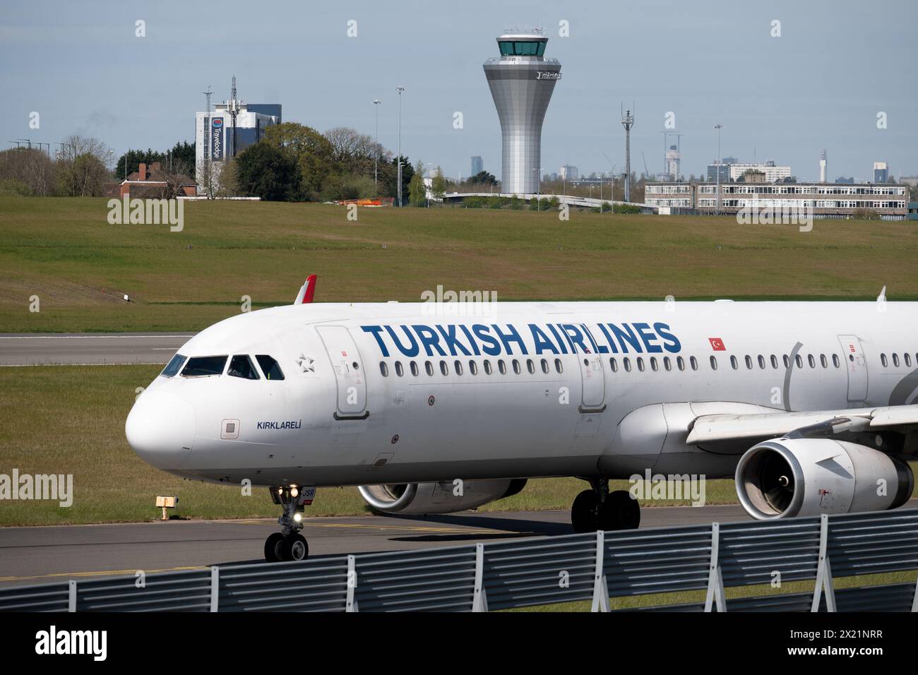 Turkish Airlines Airbus A321-231 roulage à l'aéroport de Birmingham, Royaume-Uni (TC-JSR) Banque D'Images