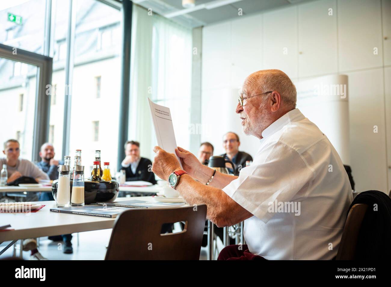 15.04.2024 Weimar : Gesprächsformat Demokratieaufbau 1990 - Zeitzeugen im Gespräch der Gesellschaft zur Erforschung der Demokratie-Geschichte GEDG im Haus der Weimarer Republik. IM Bild : Zeitzeuge und ehemaliger Oberbürgermeister der Stadt Erfurt, Manfred Otto Ruge CDU. *** 15 04 2024 Weimar format de discussion construction de la démocratie 1990 témoins contemporains en conversation avec la Société pour l'étude de l'histoire démocratique GEDG dans la Maison de la République de Weimar photo Banque D'Images