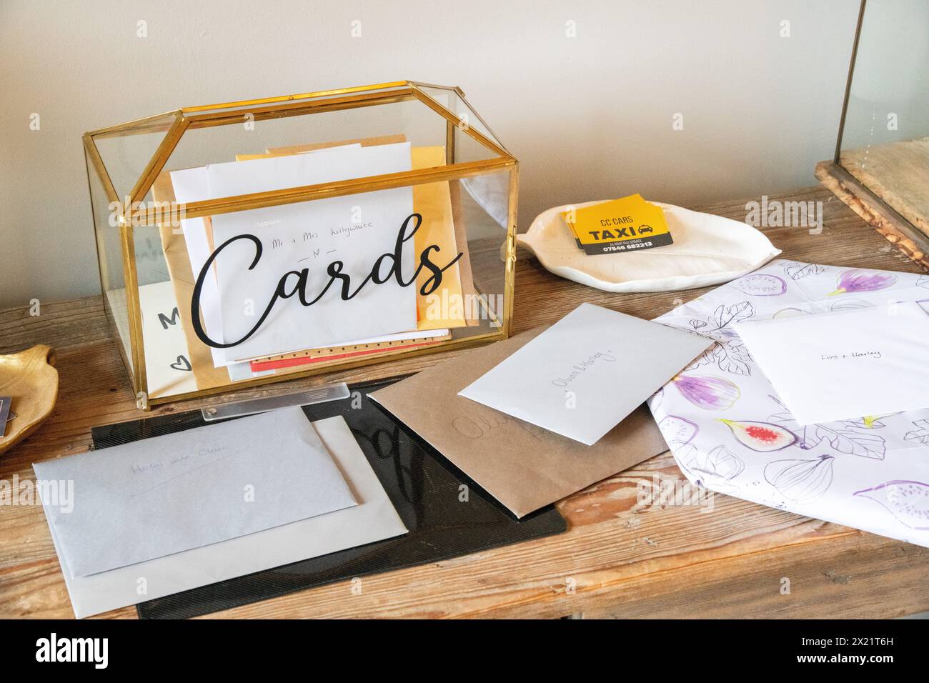 Cartes postées dans une boîte pour un mariage à Botley Hill Farm dans le Surrey, Royaume-Uni Banque D'Images