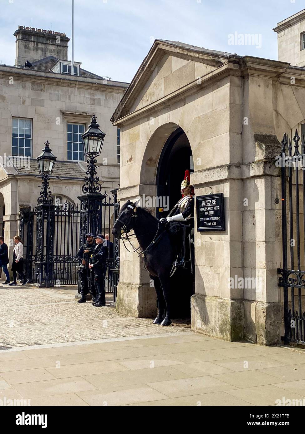 14 avril 2024, Londres, Royaume-Uni : un garde anglais et son cheval sont vus devant les Royal Horse Guards à Londres. (Crédit image : © Mairo Cinquetti/SOPA images via ZUMA Press Wire) USAGE ÉDITORIAL SEULEMENT! Non destiné à UN USAGE commercial ! Banque D'Images