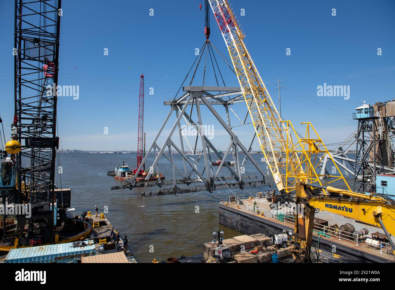 Dundalk (États-Unis d'Amérique). 16 avril 2024. Le Chesapeake, une barge à grue de levage de 1000 tonnes, le Ferrell, une barge à grue tournante de 200 tonnes, et l'Oyster Bay, une barge à grue de levage de 150 tonnes, soulèvent une section du pont Francis Scott Key qui bloque le chenal de Fort McHenry, le 16 avril 2024, près de Dundalk, Maryland. Le pont a été heurté par le porte-conteneurs de 984 pieds le 26 mars et s'est effondré tuant six travailleurs. Crédit : MC2 Christine Montgomery/U.S. Navy photo/Alamy Live News Banque D'Images