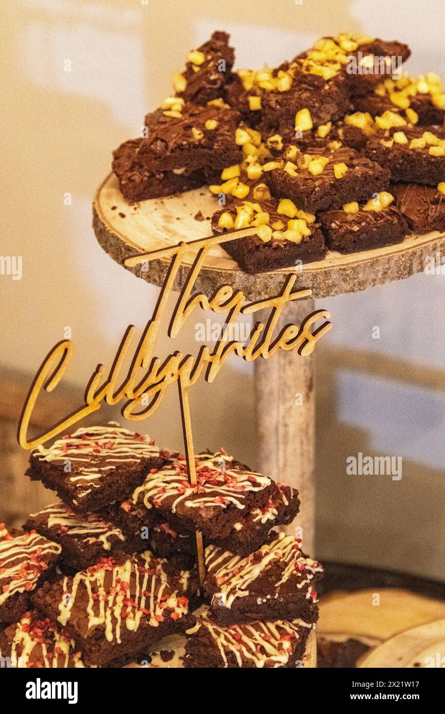 Brownies de gâteau de mariage exposés lors d'un mariage à Botley Hill Farm dans le Surrey, Royaume-Uni Banque D'Images