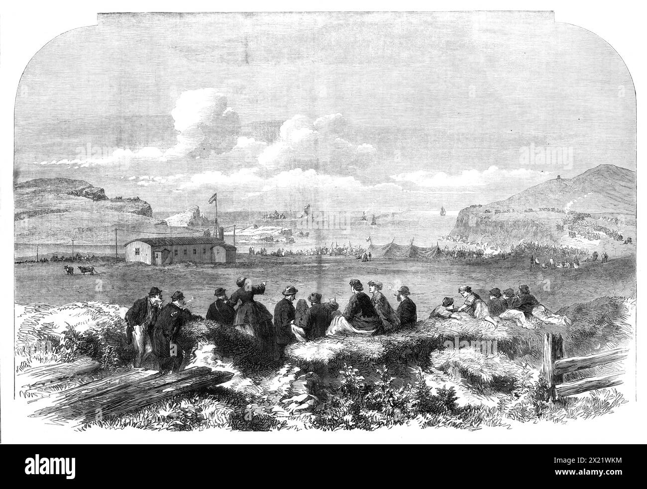 Pose du câble télégraphique de l'Atlantique : regarder le Caroline sortir en mer avec l'extrémité rivale du câble, 1865. Gravure d'après un croquis de Robert Dudley. '... les gens de la campagne... [manifestaient] le plus vif intérêt pour les débats de la journée... sur le rivage, où une tranchée, 2 pieds. Profond, avait été coupé à travers l'étroite plage et jusqu'à la falaise, pour recevoir le câble, une centaine ou plus de gens de la campagne... tiraient et criaient à leur mode irlandaise, avec le plus grand enthousiasme... quand le câble avait été sous-passé, traîné dans les bateaux à nouveau, et l'extrémité du rivage a vraiment commencé t Banque D'Images