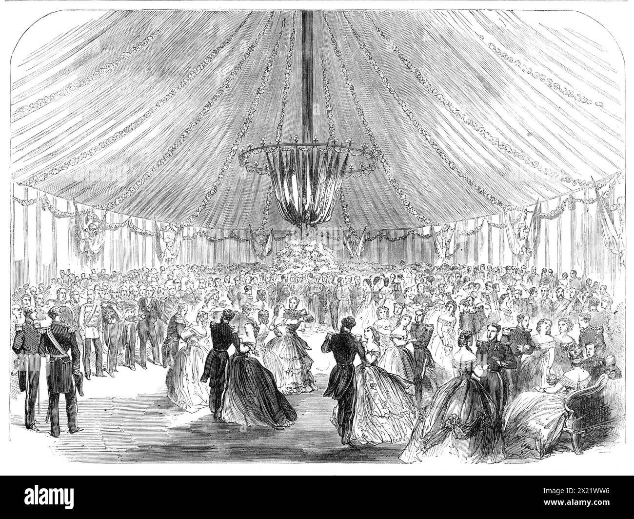 Festival naval international de Portsmouth : bal donné par la ville de Portsmouth pour les officiers de la flotte française, 1865. « Le ministre français et les officiers de l'escadron français ont été divertis le jeudi avec un déjeuner, un concert sur la promenade et un bal, donnés par la ville de Portsmouth, le duc de Somerset étant également présent... [le bal] a eu lieu dans le grand pavillon érigé pour les divertissements sur Governor's Green ». Tiré de "Illustrated London News", 1865. Banque D'Images