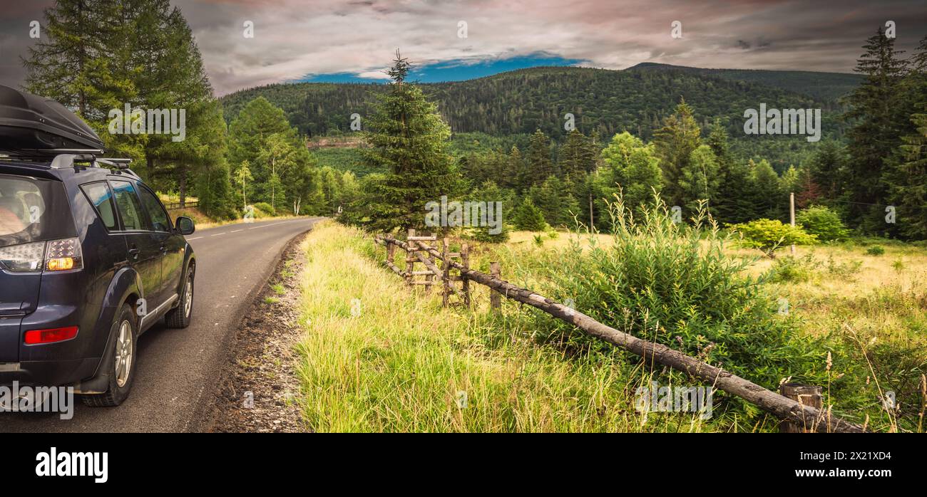 voiture pour voyager avec une route de montagne. Ciel spectaculaire Banque D'Images