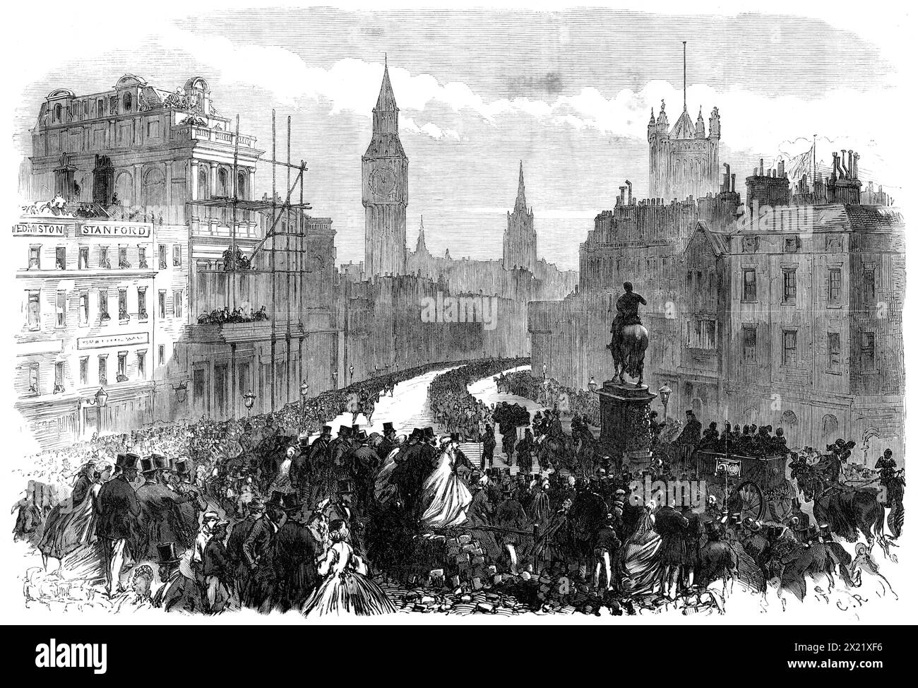The Funeral of Lord Palmerston : The procession Passing Charing-Cross, [Londres], 1865. Notre illustration montre l'aspect de la procession à Charing-Cross alors qu'elle tournait vers Whitehall, le vaste espace ouvert sur le côté sud de Trafalgar-Square étant tapissé d'un immense assemblage de spectateurs, qui pouvait avoir une vue de derrière de presque tout le cortège à la fois, quand son arrière était sorti bien de Cockspur-Street... le parcours était le long de Piccadilly, en bas réussi James's Street, le long de Pall-Mall jusqu'à Charing-cross, en bas de Whitehall et Parliament-Street, jusqu'au Broad Sanctuary en face du Banque D'Images