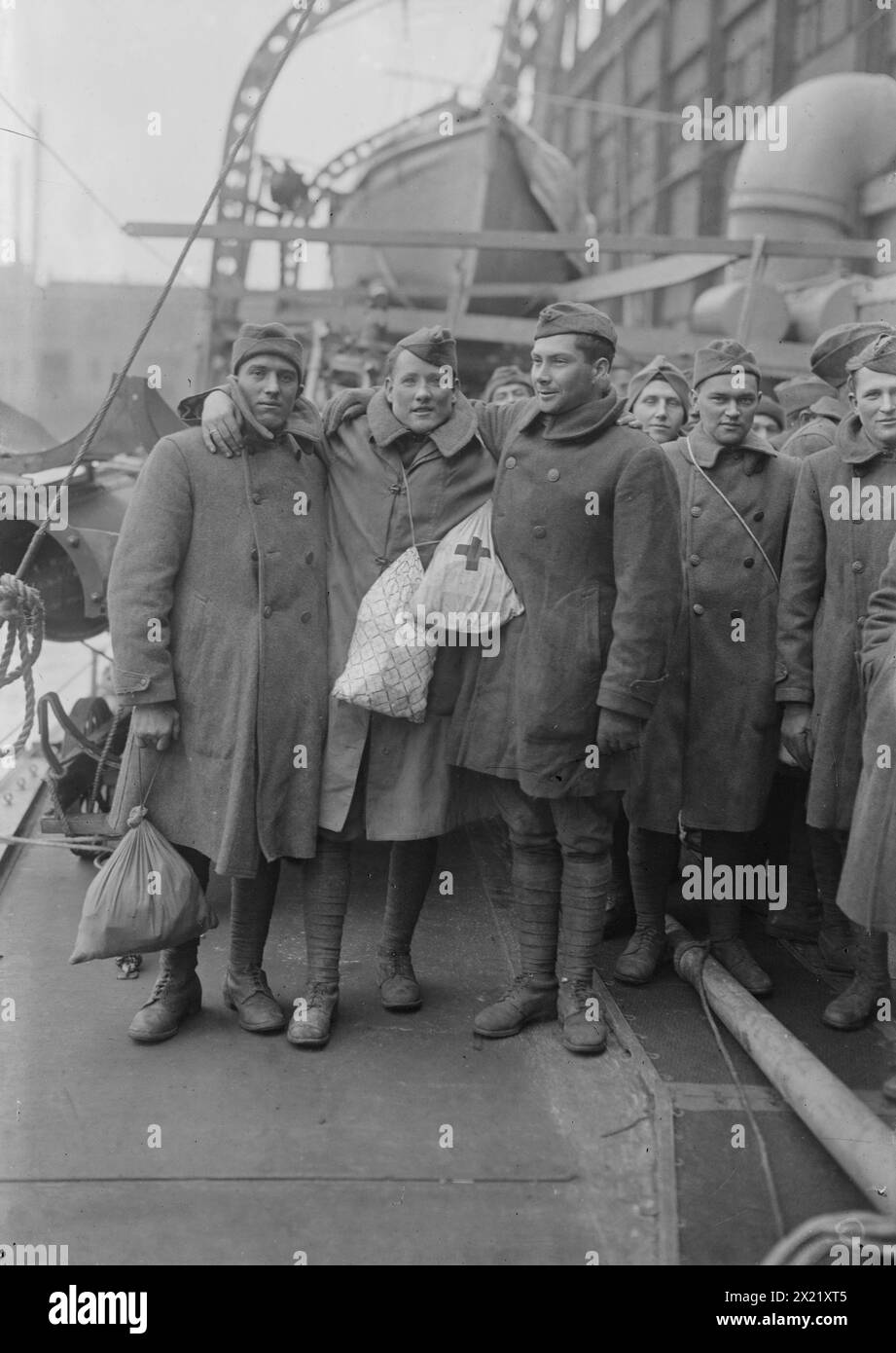 L. Jacubowski, H.E. Anchors, Ezra E. Jones, 1918 ou 1919. Soldats américains à côté du navire après leur retour aux États-Unis après la première Guerre mondiale Banque D'Images