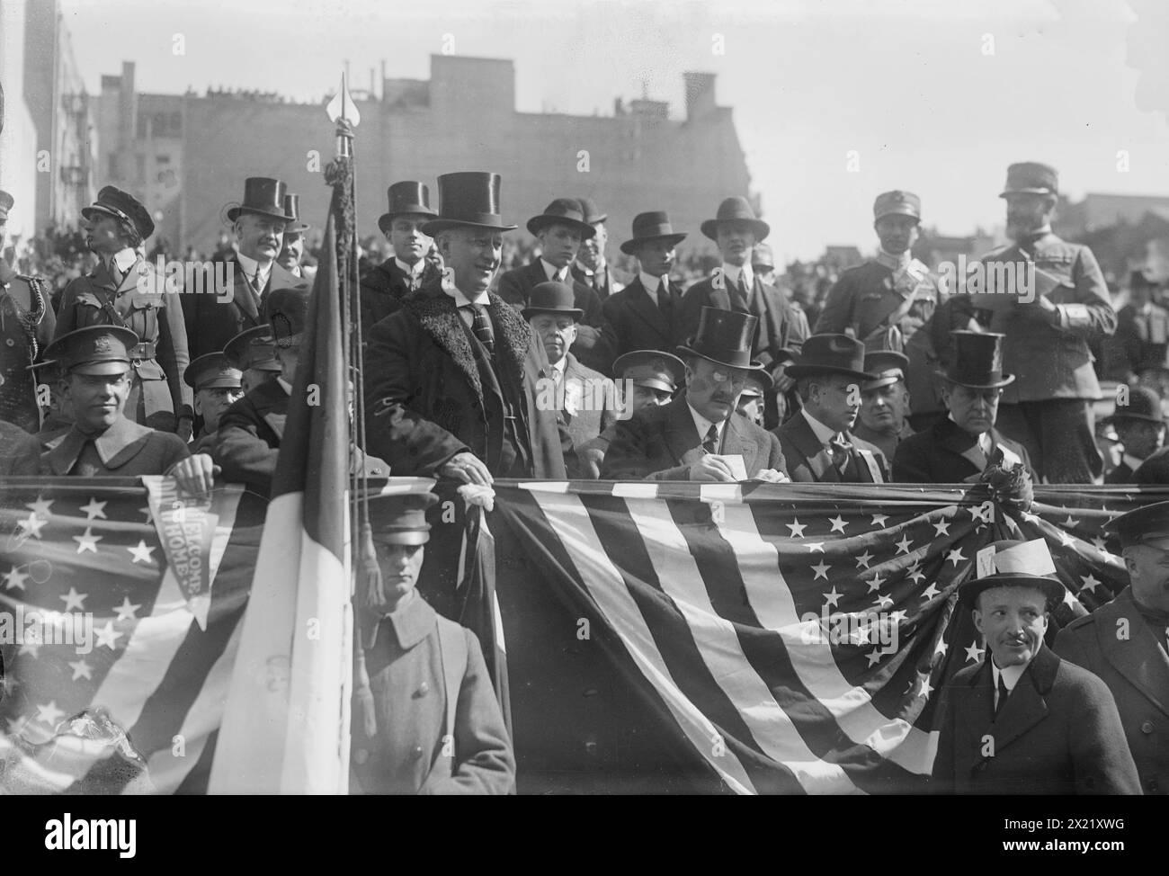Gov. Smith avis 27th, mars 1918. Gouverneur Alfred Emanuel Smith (1873-1944) de New York, examinant un défilé pour les soldats de la 27e division de l'armée américaine à New York après la première Guerre mondiale Banque D'Images