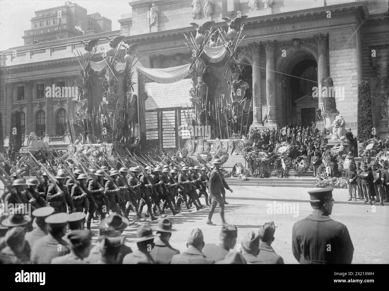 27e division, mars 1918. Défilé pour les soldats de la 27e division de l'armée américaine à New York après la première Guerre mondiale, en passant devant la bibliothèque publique de New York. Banque D'Images