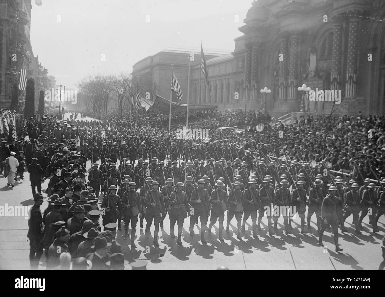 27e division, mars 1918. Défilé pour les soldats de la 27e division de l'armée américaine à New York après la première Guerre mondiale, en passant devant la bibliothèque publique de New York. Banque D'Images