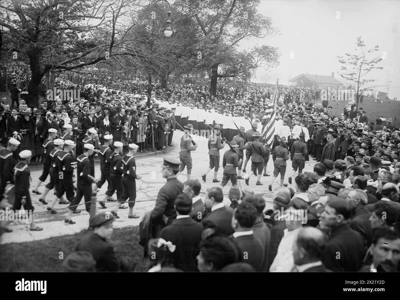 Field Mass, 30 mai 1918. Cortège de soldats, marins et clergé à la messe militaire à la batterie, New York City, tenue en mai 1918 pendant la première Guerre mondiale Banque D'Images