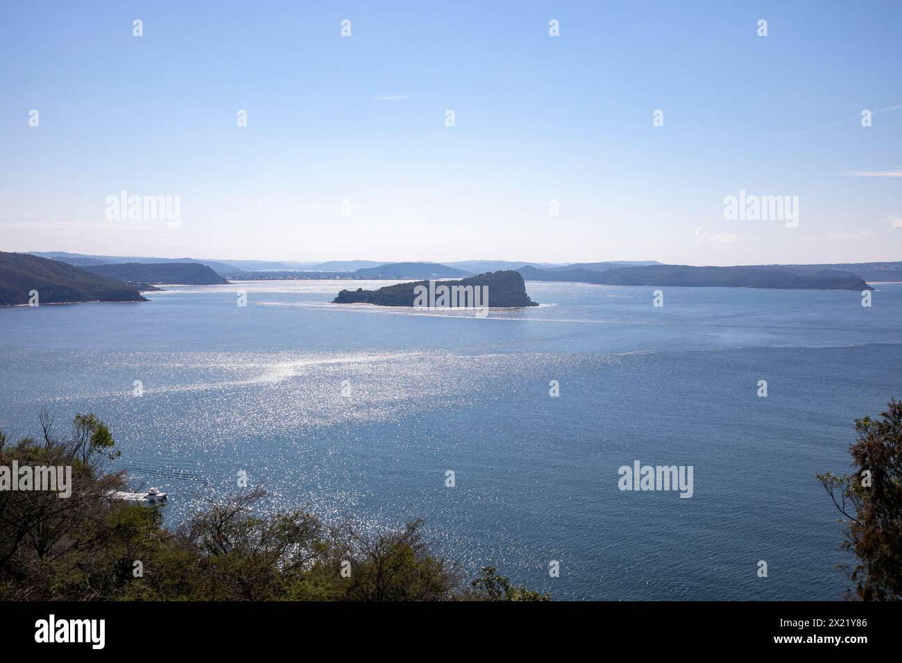 De West Head dans le parc national de Ku-Ring-Gai Chase, vue sur la réserve naturelle de Lion Island à l'embouchure de la rivière Hawkesbury et sur la côte centrale de Nouvelle-Galles du Sud Banque D'Images