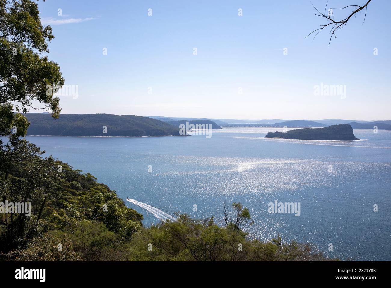 De West Head dans le parc national de Ku-Ring-Gai Chase, vue sur la réserve naturelle de Lion Island à l'embouchure de la rivière Hawkesbury et sur la côte centrale de Nouvelle-Galles du Sud Banque D'Images