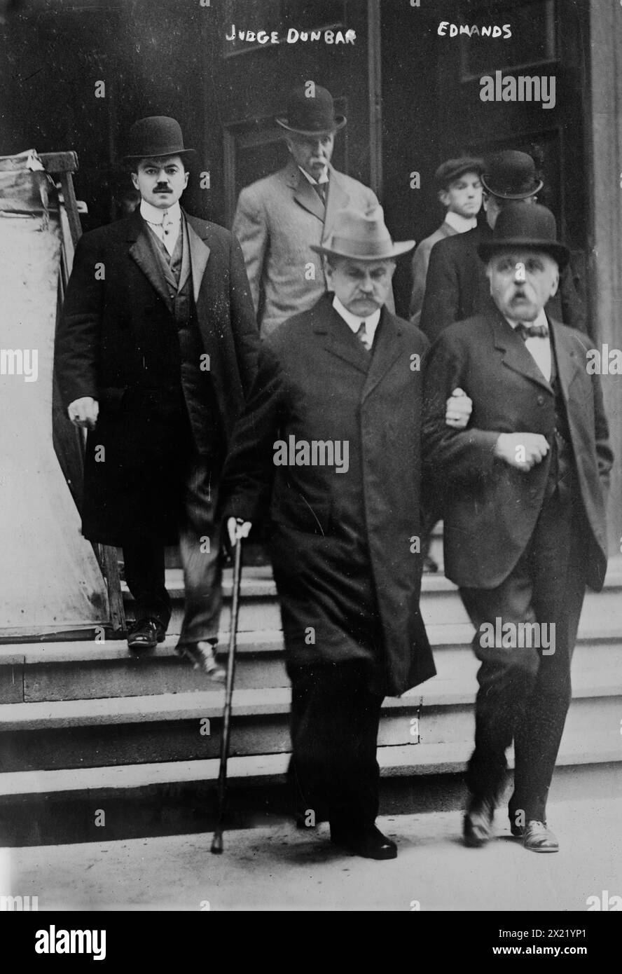 Juge Dunbar [et] Edmands, entre c1910 et c1915. Montre le juge Philip R. Dunbar avec Moses Grant Edmands, père de Violet Edmands, fiancée du révérend Clarence Virgil Richeson. Richeson est exécuté le 21 mai 1912 pour le meurtre d'avis Linnell. Banque D'Images