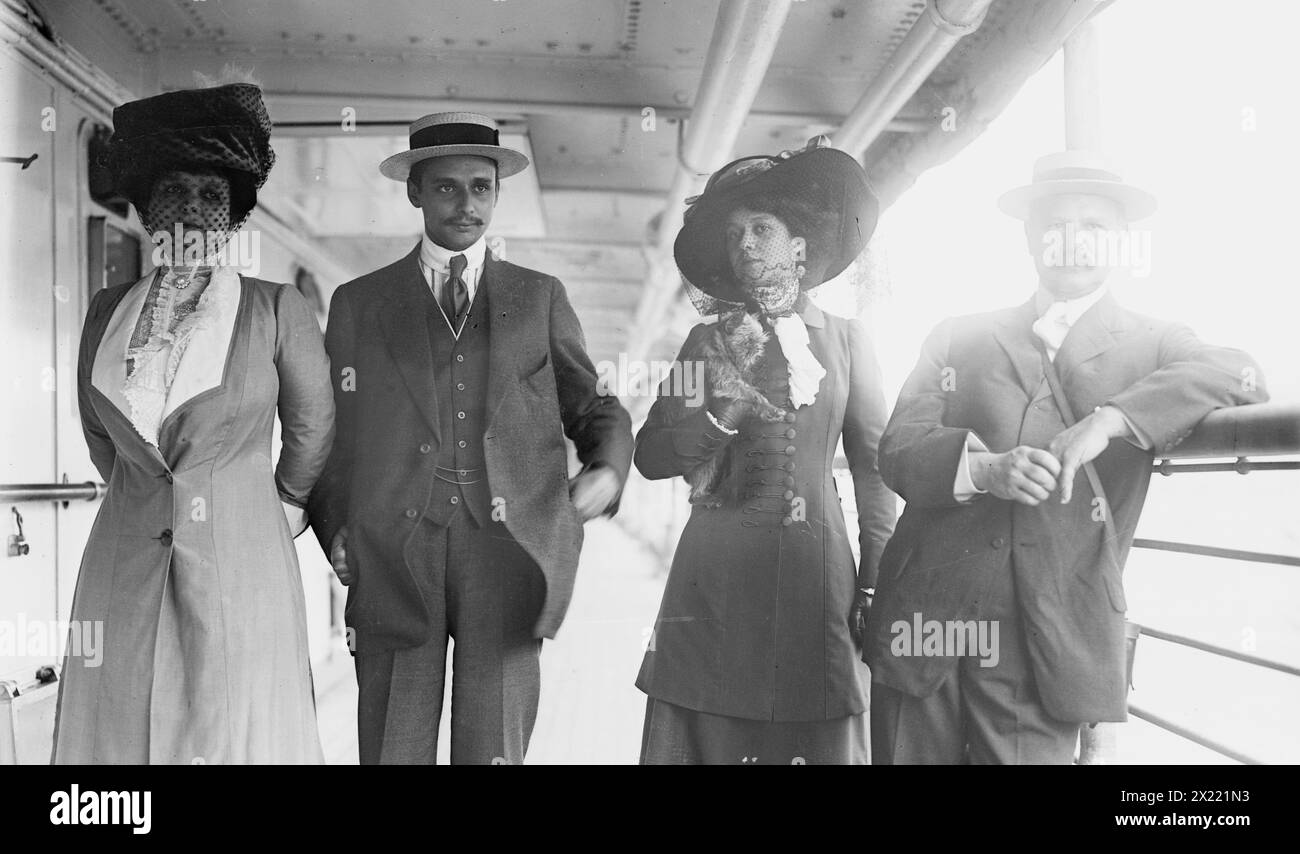 MRS G. Gould, Jay Gould, Marjorie Gould et Geo. Gould, sur le pont des bateaux, 1911. Banque D'Images