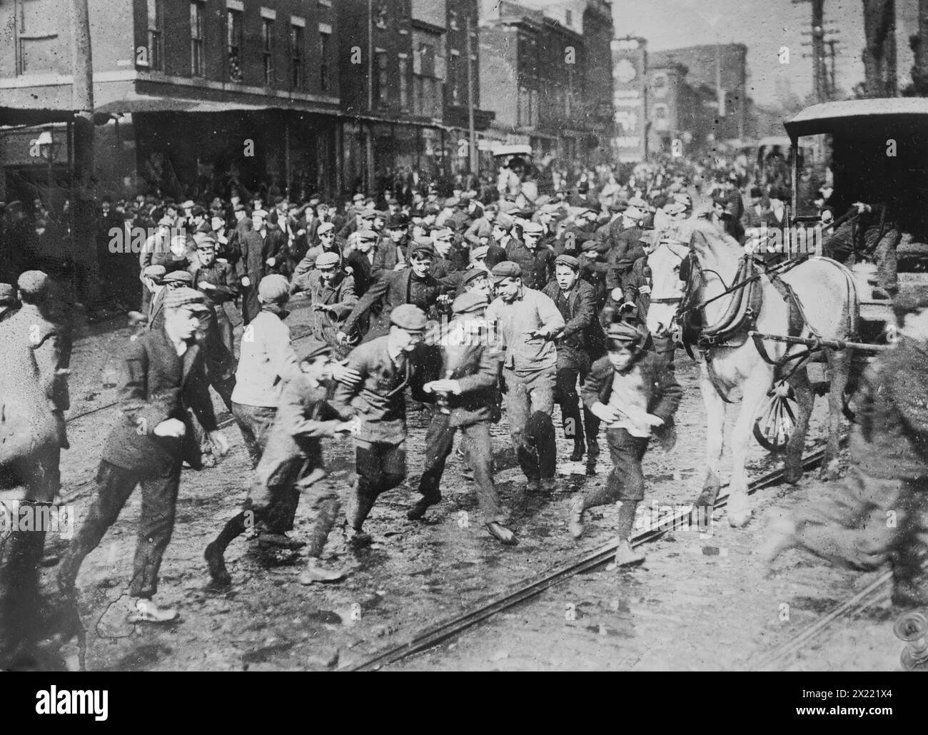 Les émeutiers chargent une voiture tirée par des chevaux, la détruisent plus tard sur Kensington Avenue, Philadelphie, 1910. Banque D'Images