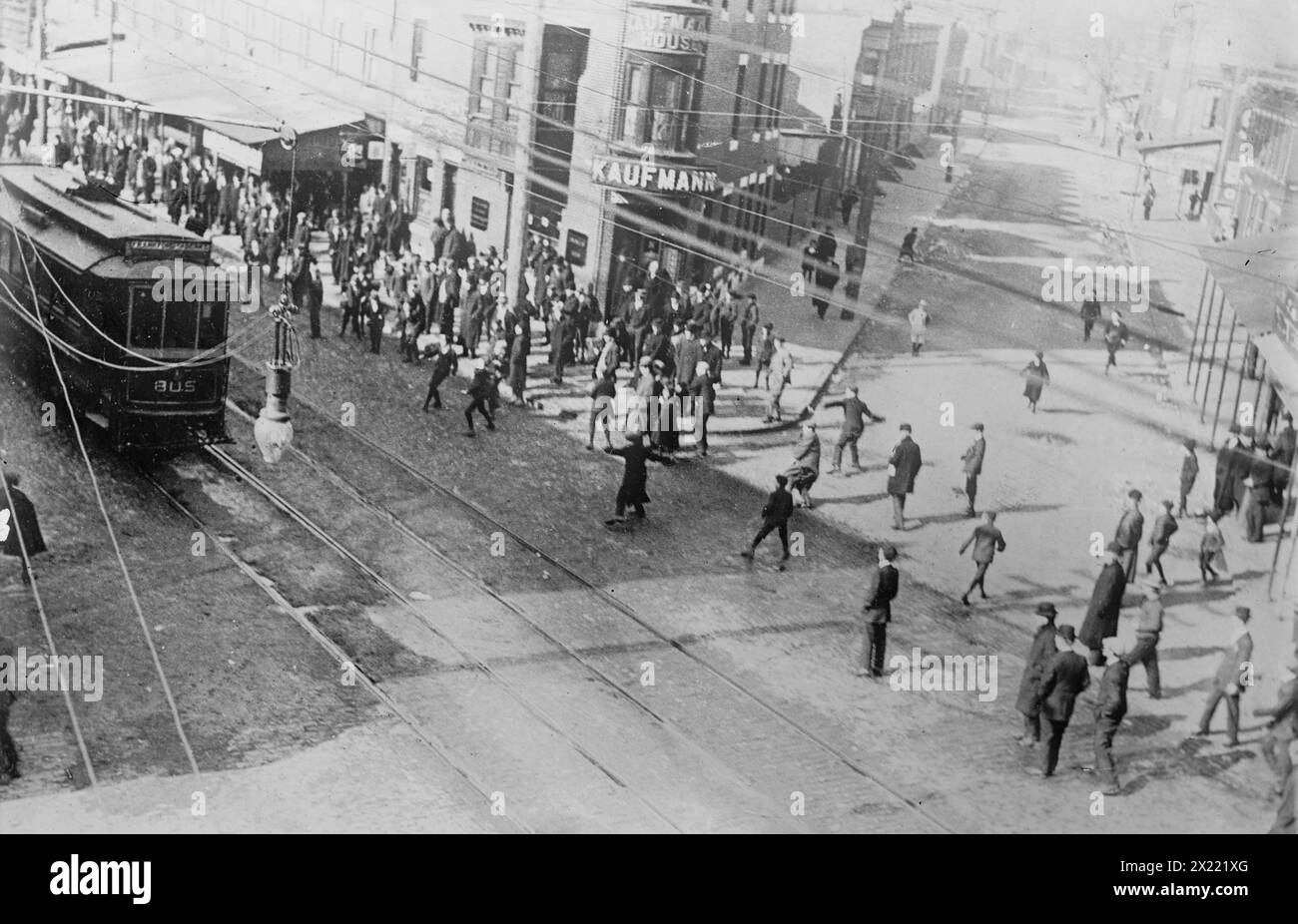 Des émeutiers lapident un trolley car, Philadelphie, 1910. Banque D'Images