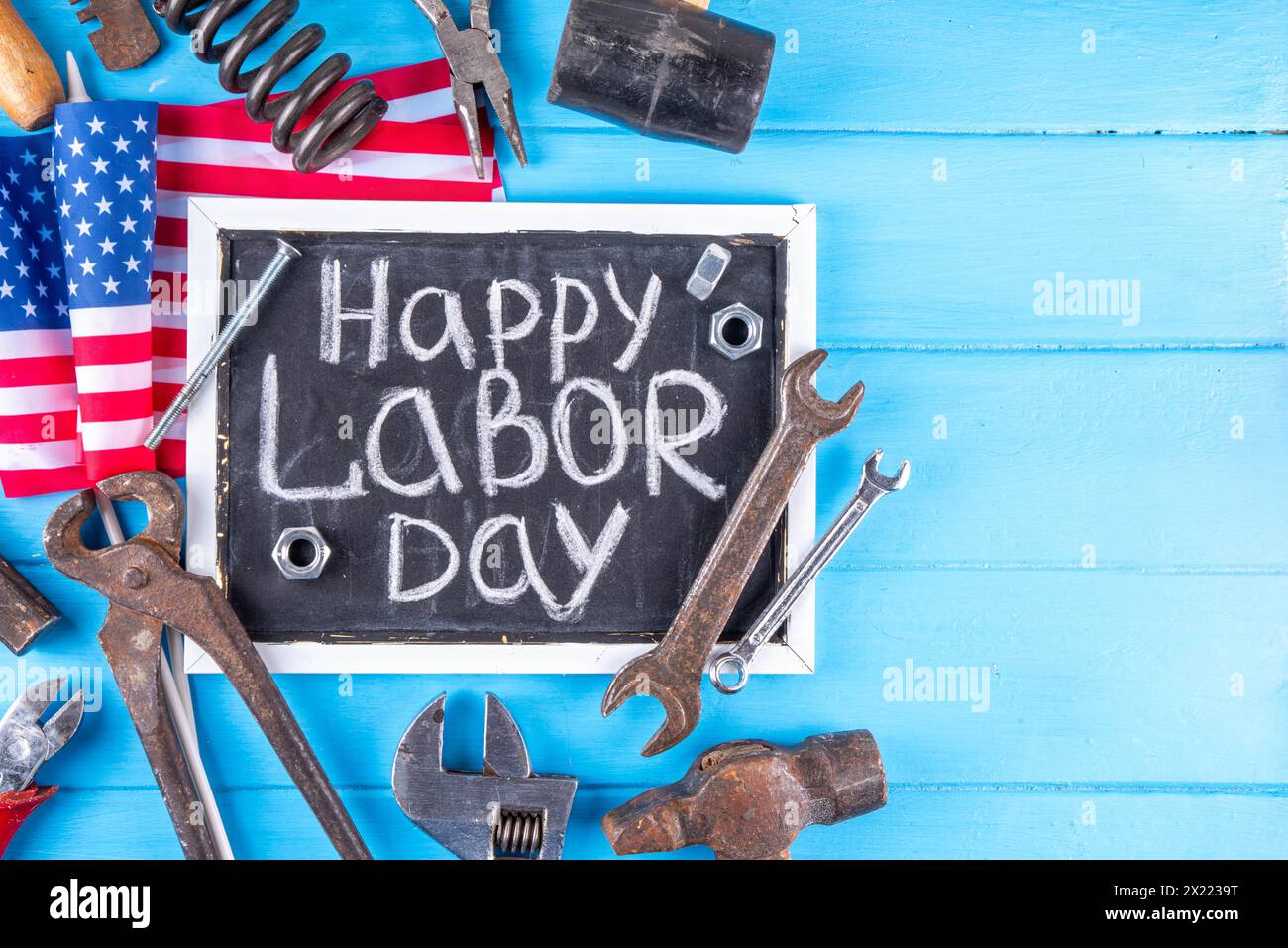 American National Patriotic Workers Happy Labor Day Holiday background. Outils de construction et de fabrication sur fond en bois avec des étoiles, blanc rouge Banque D'Images