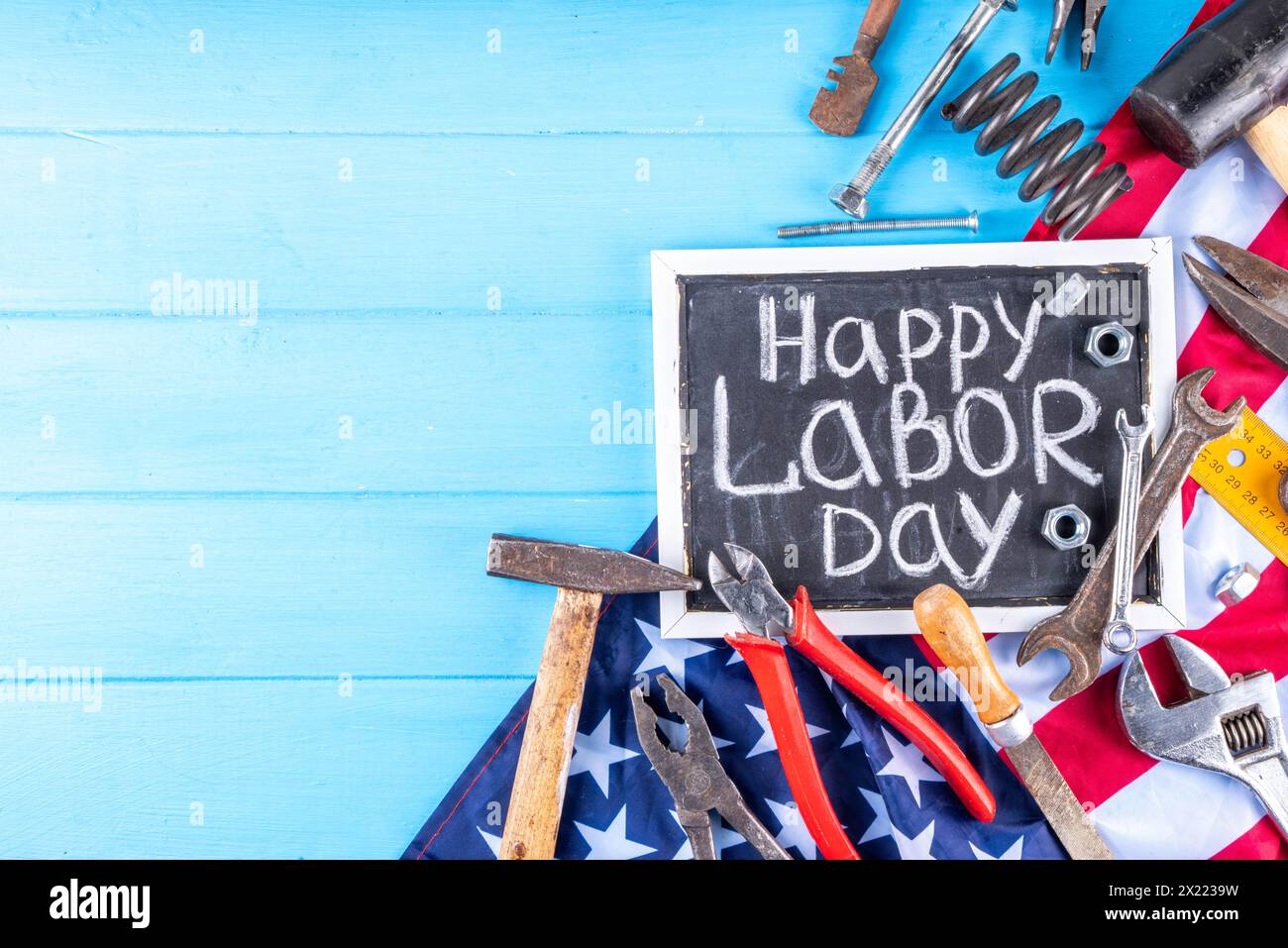 American National Patriotic Workers Happy Labor Day Holiday background. Outils de construction et de fabrication sur fond en bois avec des étoiles, blanc rouge Banque D'Images