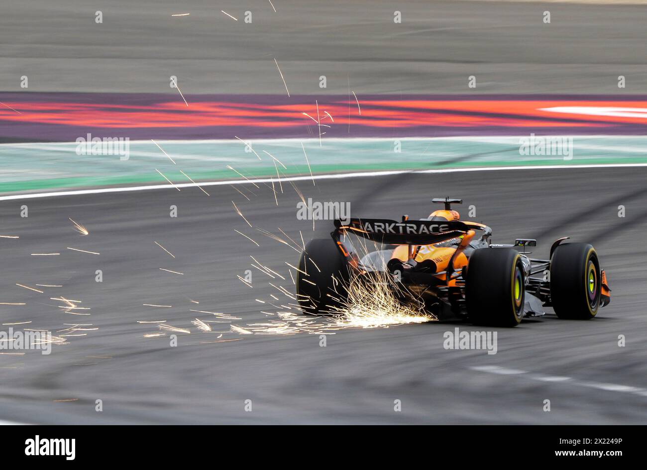 Shanghai, Chine. 19 avril 2024. Le pilote britannique Lando Norris de McLaren participe aux qualifications de sprint du Grand Prix de formule 1 de Chine sur le circuit international de Shanghai à Shanghai, en Chine, le 19 avril 2024. Crédit : HE Changshan/Xinhua/Alamy Live News Banque D'Images