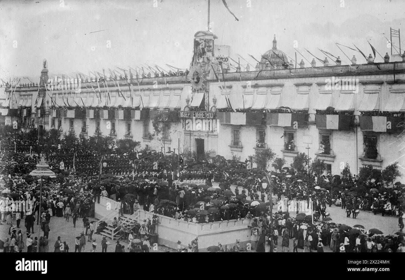 Palais national, Mexique, 1910. Montre défilé militaire pour la célébration du centenaire de l'indépendance mexicaine. Banque D'Images