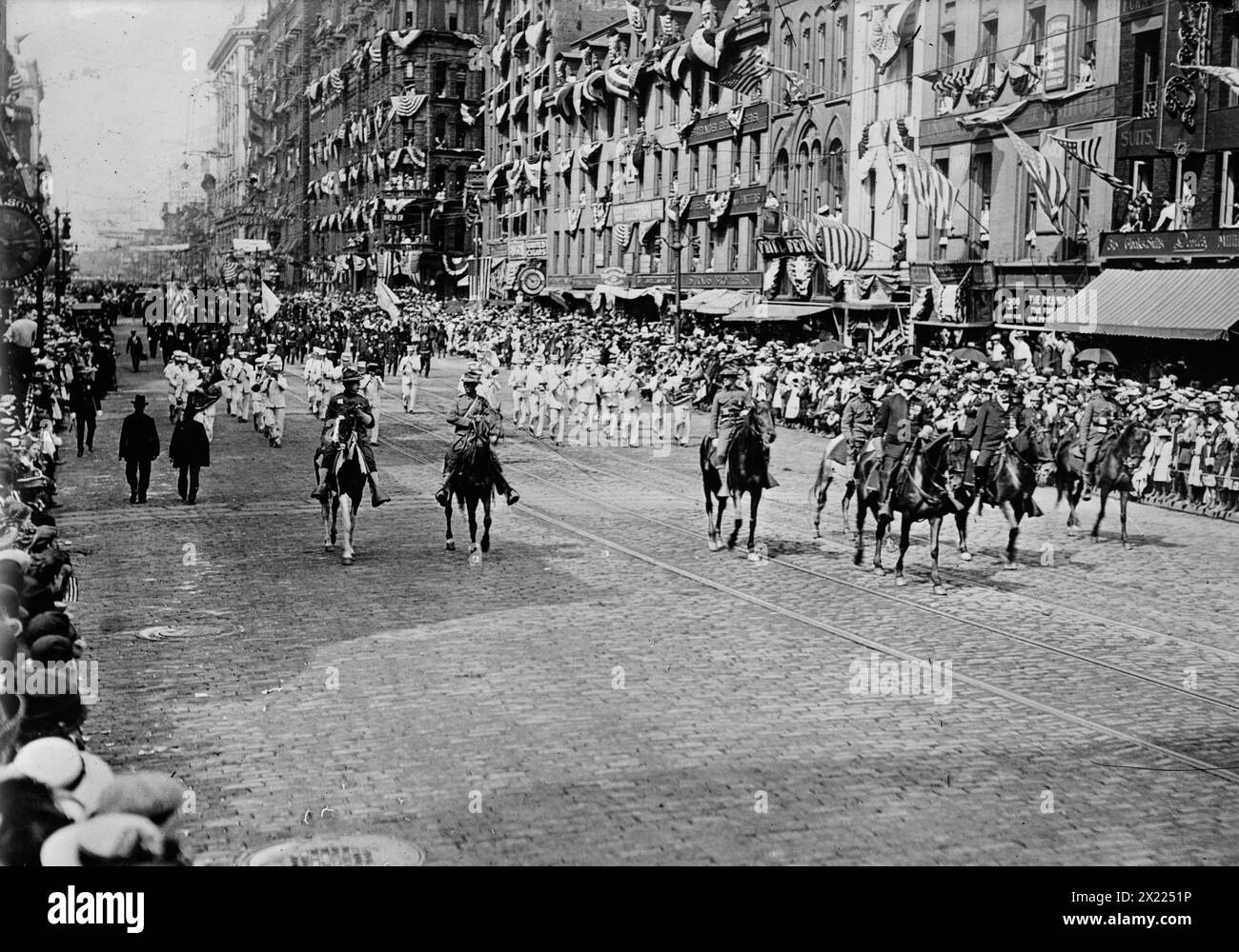 G.A.R. Parade, Rochester, entre c1910 et c1915. Montre les vétérans de la Grande Armée de la République dans un défilé, Rochester, New York. Banque D'Images