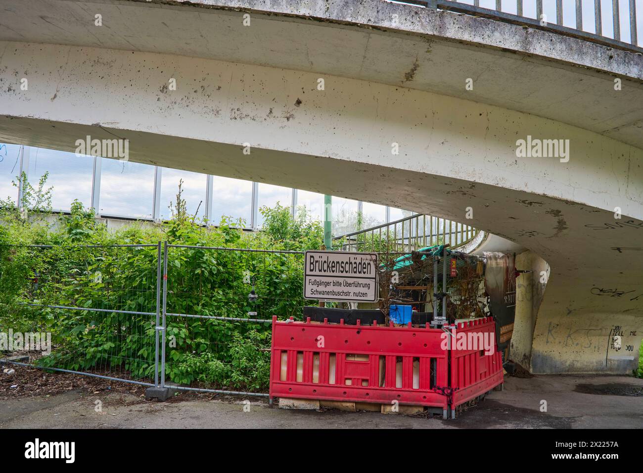 Brückenabriss und Neubau über die A40 in Essen Ende avril 2024 soll die Fußgänger Brücke über die A40 in Essen Frillendorf abgerissen werden. dafür wird an dem Wochenende die A40 gesperrt. IM Verlauf der CA. nächsten 10 Jahren werden in der Umgebung 5 weitere Brücken saniert bzw. erneuert. Betroffen ist die A40 und die A52 auf Essener Stadtgebiet. Essen Frillendorf *** démolition du pont et nouvelle construction sur l'A40 à Essen le pont piétonnier sur l'A40 à Essen Frillendorf doit être démoli à la fin du mois d'avril 2024 L'A40 sera fermée à cet effet pendant le week-end Banque D'Images