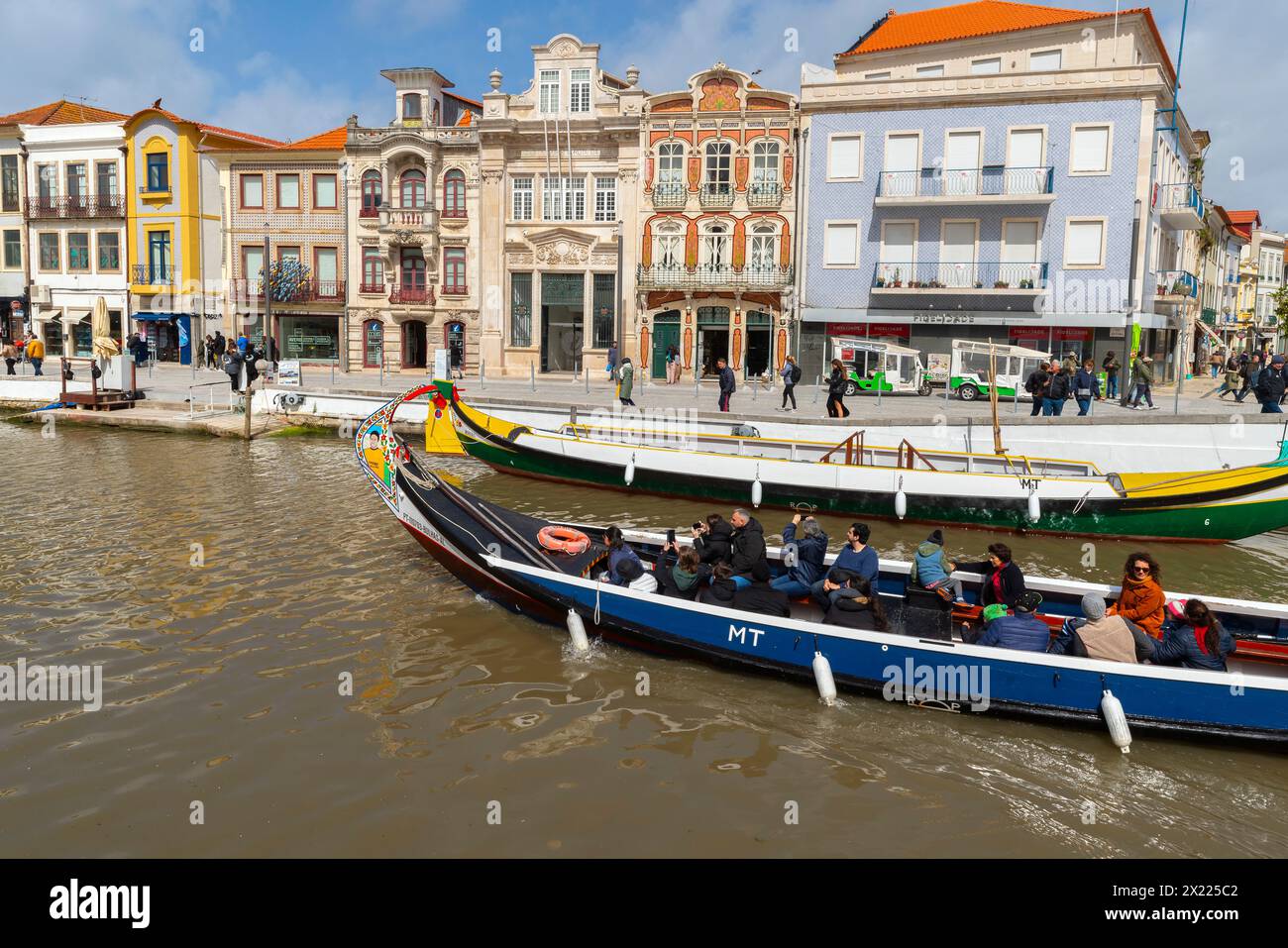 Maisons colorées près de canal Central. Pittoresque et belle petite ville Aveiro au Portugal. Une célèbre ville portugaise connue pour sa rivière et ses canaux. Aveiro Banque D'Images