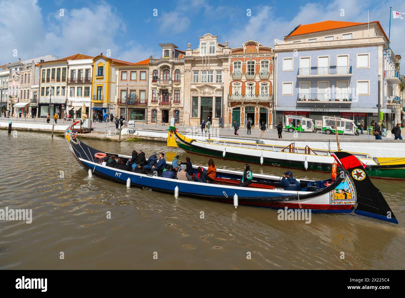 Maisons colorées près de canal Central. Pittoresque et belle petite ville Aveiro au Portugal. Une célèbre ville portugaise connue pour sa rivière et ses canaux. Aveiro Banque D'Images