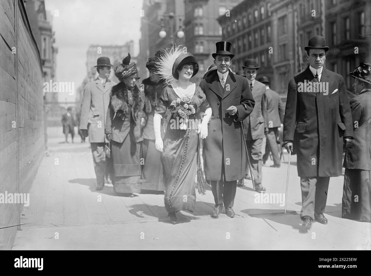 5e av. - Pâques 1911. Le défilé de Pâques de la 5e Avenue - le dimanche matin, promenade du bonnet de Pâques de la 5e Avenue. Banque D'Images