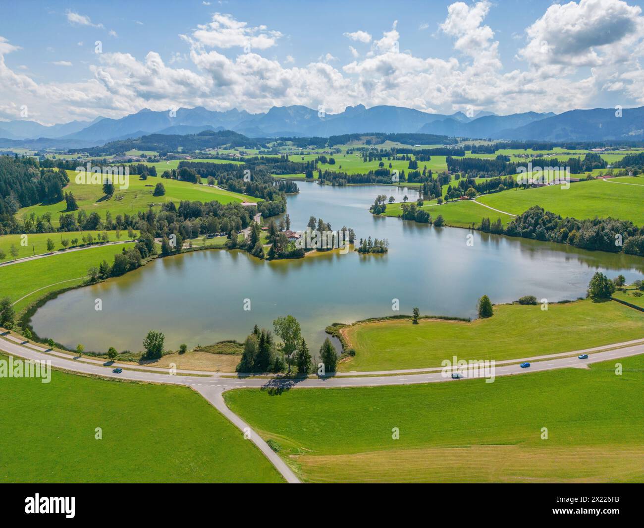 Vue aérienne du Schwaltenweiher près de Seeg im Allgäu contre les Alpes de Allgäu, Ostallgäu, Souabe, Alpes, Préalpes, Alpes bavaroises, Allgäu, Souabe, haute SWA Banque D'Images
