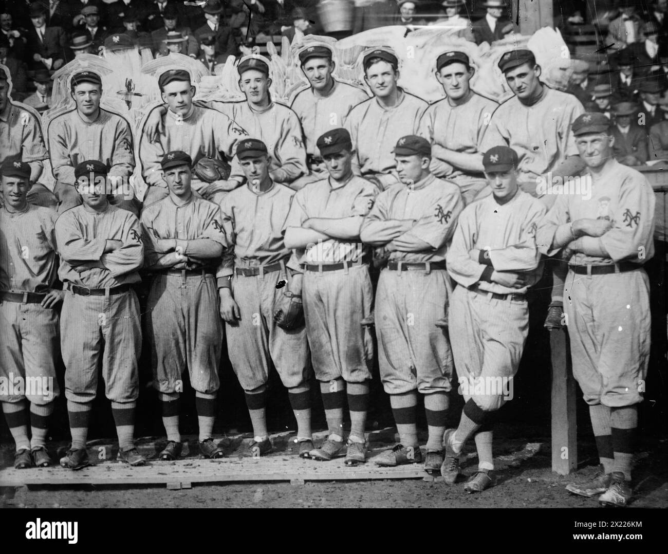 Les Giants de New York. Rangée supérieure (de gauche à droite) : (partiellement obscurci) Art Fletcher, George Burns, Art Wilson, Red Ames, Art Devlin, Christy Mathewson, Hooks Wiltse, Grover Hartley. Rangée du bas : Beals Becker, John McGraw, Buck Herzog, Fred Merkle, Bert Maxwell, Doc Crandall, Gene Paulette et un joueur inconnu (baseball), c1911. Banque D'Images