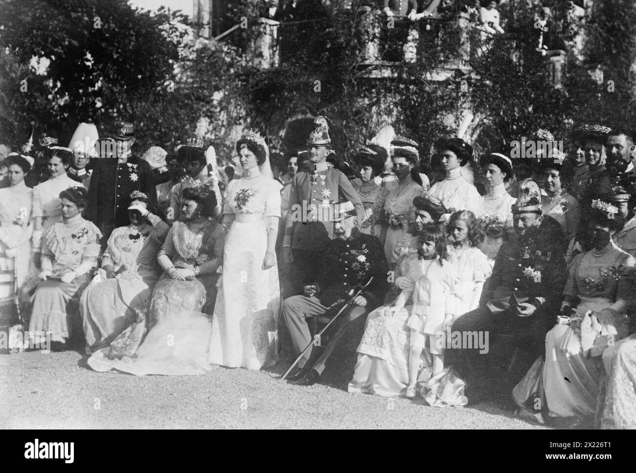 Mariage de l'archiduc Karl Franz Josef & amp ; princesse Zita, Kaiser Franz Joseph, 1911. Montre François-Joseph Ier d'Autriche (1830-1916) au mariage de son petit-neveu Karl Franz Josef (plus tard Charles Ier, empereur d'Autriche) avec la princesse Zita de Bourbon-Parme, Oct. 21, 1911. Banque D'Images