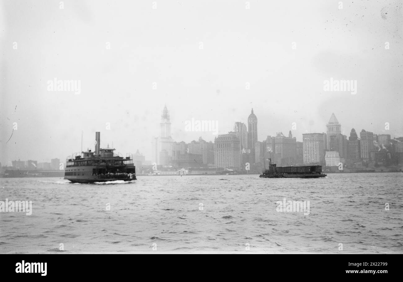 Skyline - N.Y.C. : Woolworth Bldg., Singer Bldg., Bankers Trust Bldg., (1912?). Spectacles Lower Manhattan, New York City, avec ferry au premier plan. Les bâtiments identifiés comprennent (à partir de la gauche) : Woolworth Building (avec la tour presque achevée), Hudson terminal, West Street Building, City Investing Tower, Singer Building, U.S. Realty and Trinity Buildings, United States Express Company, Bankers Trust Tower et 47 West Street Building. Banque D'Images