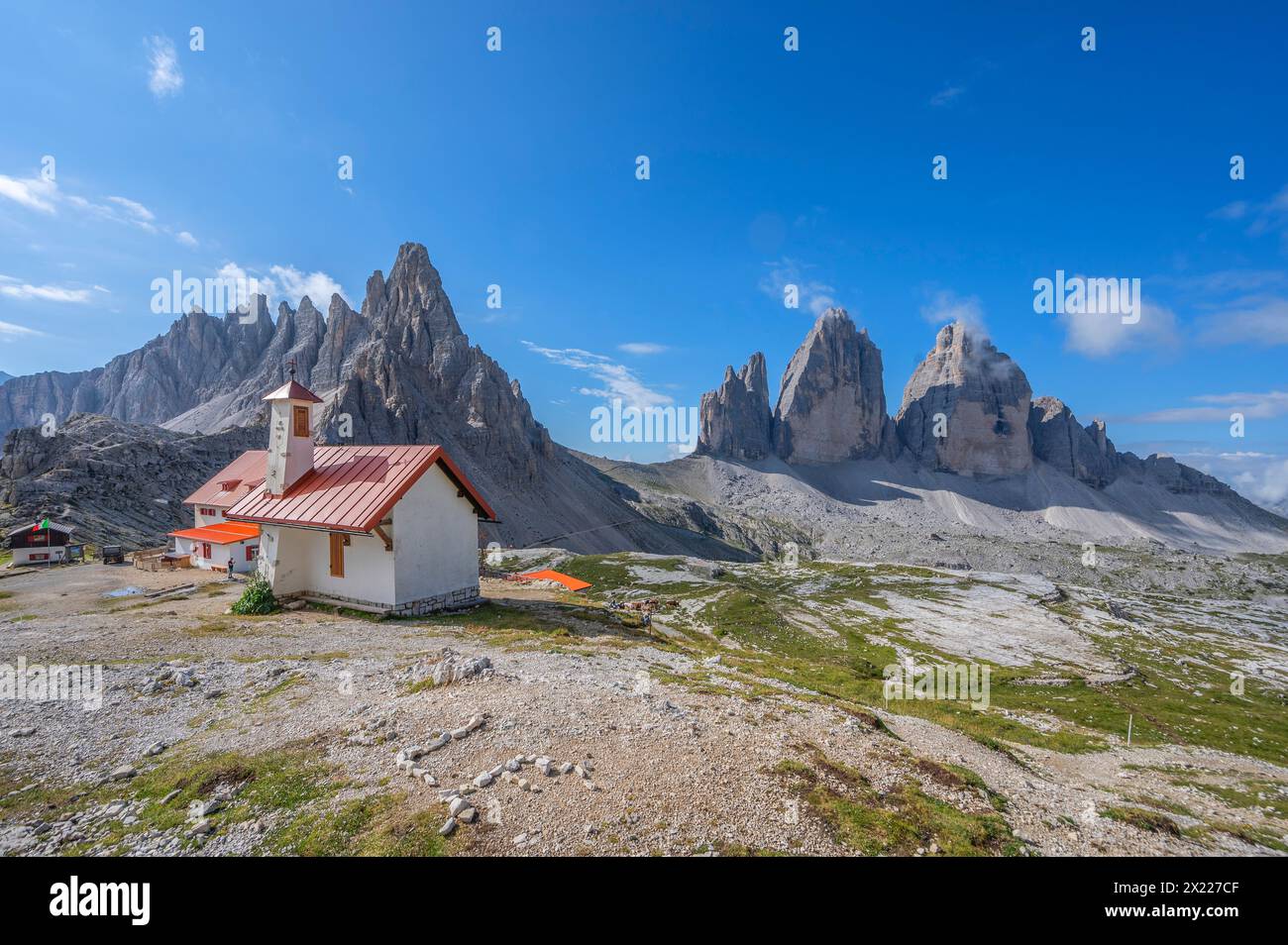 Dreizinnenhütte vers Paternkofel (2744m) et les faces nord de Drei Zinnen (2999m), Dolomites de Sexten, Parc naturel Drei Zinnen, Dolomites de Sesto Banque D'Images