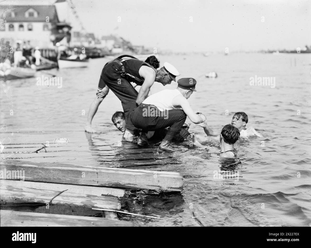 Déliement Otto après 45 yd. natation - mains et pieds attachés, (1910?). Montre le vice-commodore Edward F. Otto, qui a donné des expositions de natation dans la région de New York avec ses mains attachées derrière son dos. Banque D'Images