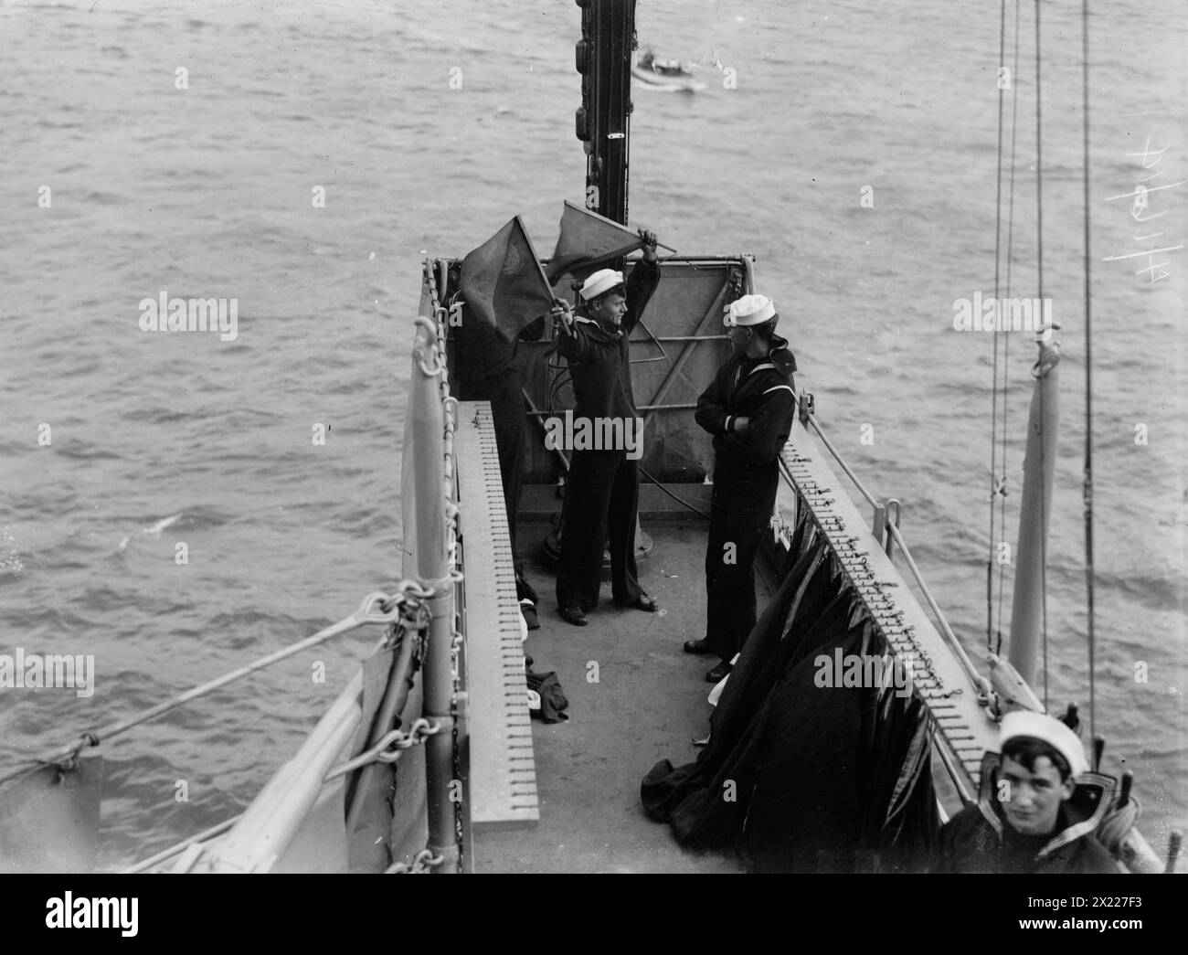 Signalisation de l'USS Arkansas, entre c1910 et c1915. Affiche la signalisation du drapeau sémaphore des marins. Banque D'Images