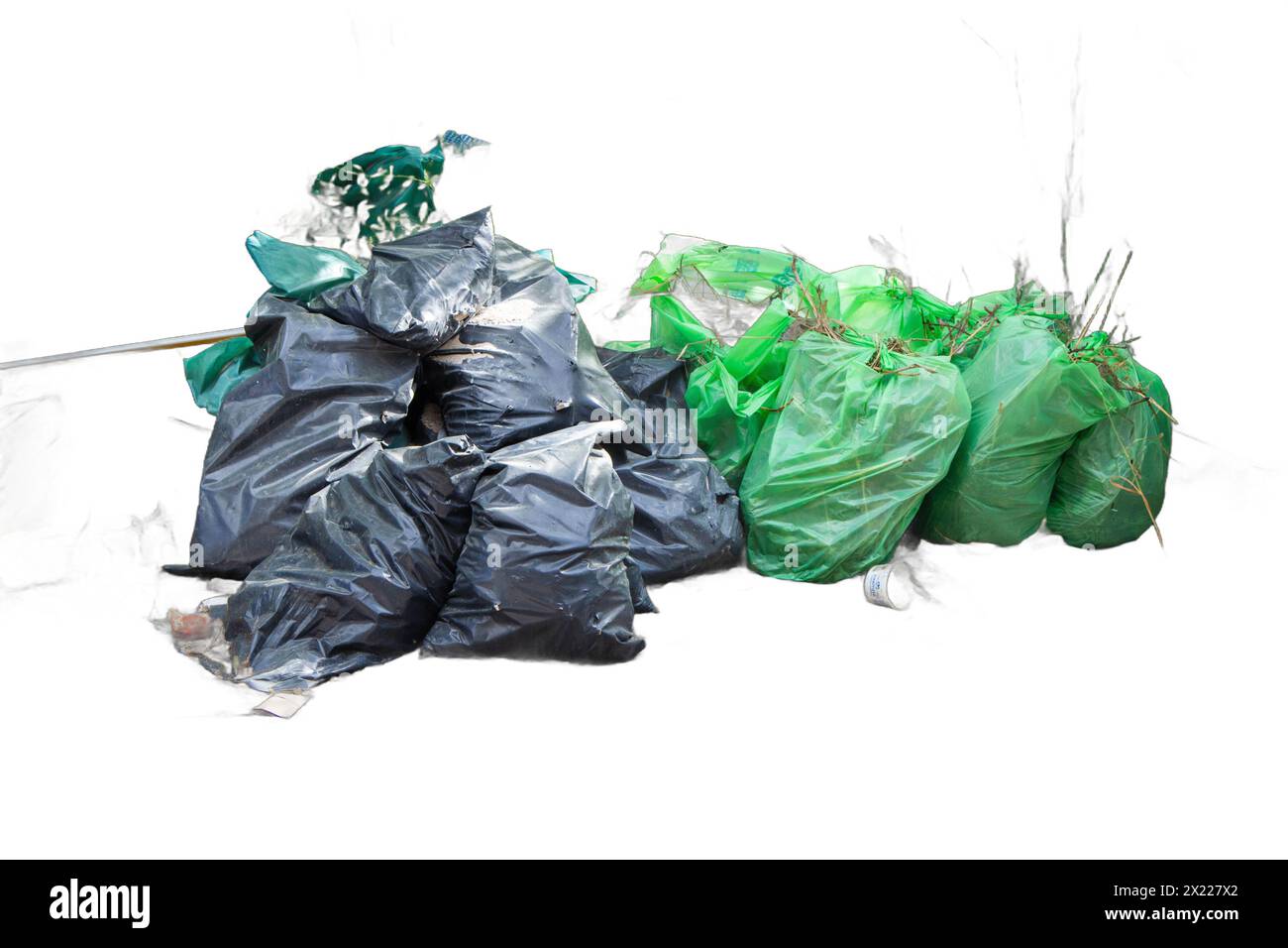 Piles isolées de sacs poubelles de couleurs vertes et noires. Parfait pour la gestion des déchets, l'assainissement et les graphiques environnementaux Banque D'Images