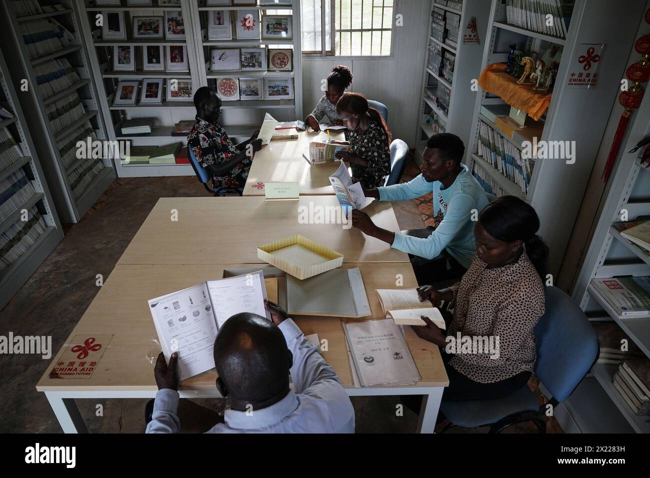 (240419) -- JUBA, 19 avril 2024 (Xinhua) -- des étudiants lisent des livres dans une salle de lecture du Chinese Language Learning Center de Juba, Soudan du Sud, le 8 avril 2024. Le programme d'apprentissage de la langue chinoise et d'échange culturel dans le cadre du projet de coopération technique de la phase II de l'éducation au Soudan du Sud a ouvert ses portes en juillet 2021. La phase II du projet comprend l'élaboration, la révision, l'impression et la fourniture de manuels pour certaines écoles primaires et secondaires au Soudan du Sud, l'organisation de programmes de renforcement des capacités pour les enseignants et les administrateurs de l'éducation, l'élaboration et la fourniture d'un système d'évaluation Banque D'Images