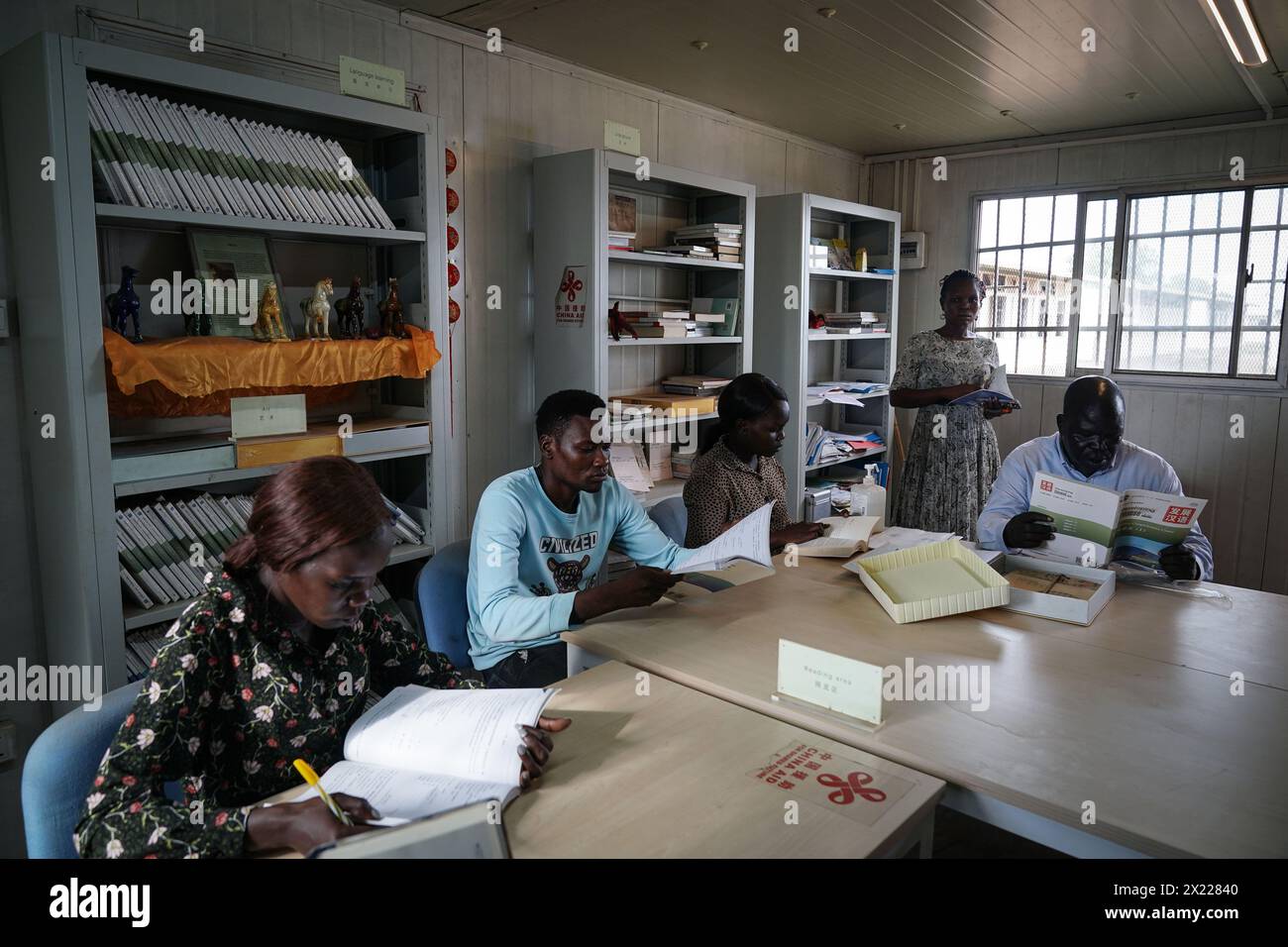 (240419) -- JUBA, 19 avril 2024 (Xinhua) -- des étudiants lisent des livres dans une salle de lecture du Chinese Language Learning Center de Juba, Soudan du Sud, le 8 avril 2024. Le programme d'apprentissage de la langue chinoise et d'échange culturel dans le cadre du projet de coopération technique de la phase II de l'éducation au Soudan du Sud a ouvert ses portes en juillet 2021. La phase II du projet comprend l'élaboration, la révision, l'impression et la fourniture de manuels pour certaines écoles primaires et secondaires au Soudan du Sud, l'organisation de programmes de renforcement des capacités pour les enseignants et les administrateurs de l'éducation, l'élaboration et la fourniture d'un système d'évaluation Banque D'Images