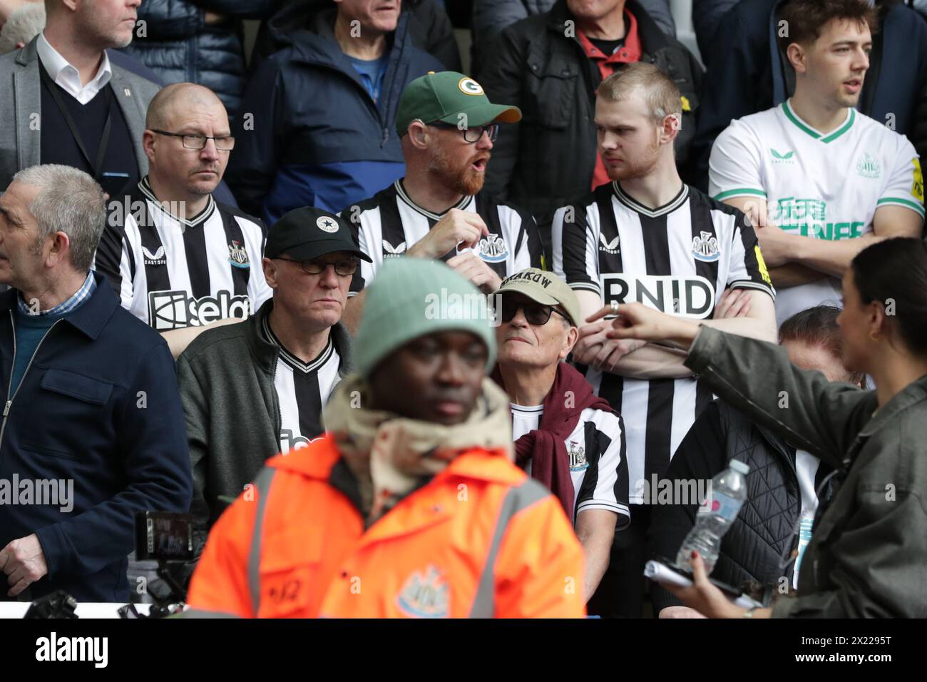 Les fans sourds de Newcastle United portent un nouveau maillot haptique pour découvrir le jeu dans le cadre d'une collaboration entre SELA et la Royal Royal Hearing Loss Charity - Newcastle United v Tottenham Hotspur, premier League, St James' Park, Newcastle upon Tyne, Royaume-Uni - 13 avril 2024 usage éditorial uniquement - des restrictions de DataCo s'appliquent Banque D'Images