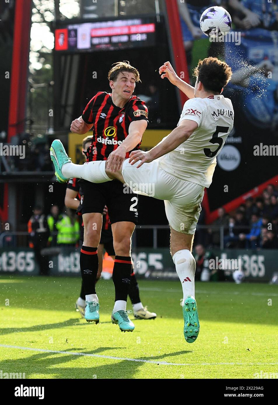 Illya Zabarnyi de l'AFC Bournemouth et Harry Maguire de Manchester United - AFC Bournemouth v Manchester United, premier League, Vitality Stadium, Bournemouth, Royaume-Uni - 13 avril 2024 usage éditorial exclusif - des restrictions DataCo s'appliquent Banque D'Images