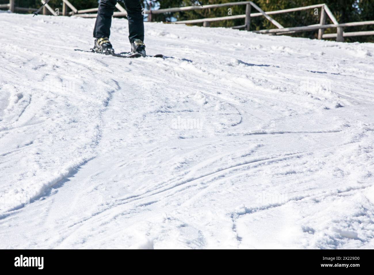skieur sur la piste avant la descente. loisirs actifs Banque D'Images